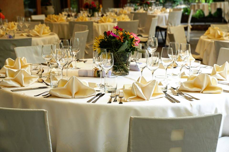 Buffet d’événement avec verres de vin et invités