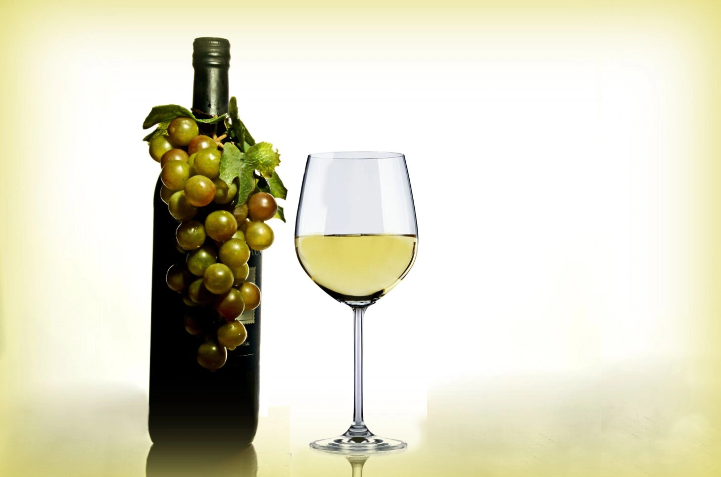Verres et bouteilles de vins blancs sur une table