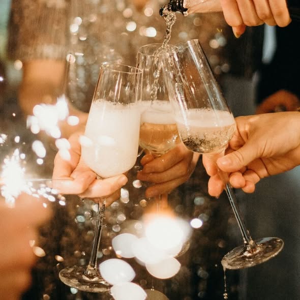 Flûtes de champagne levées pour un toast
