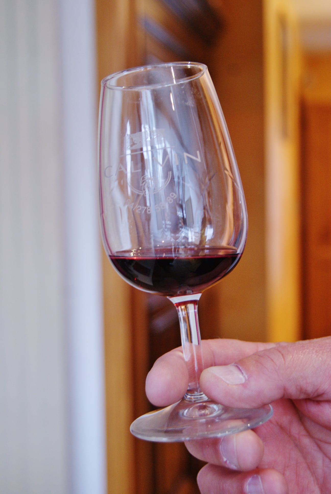 Bouteilles de vins rouges rangées dans une cave