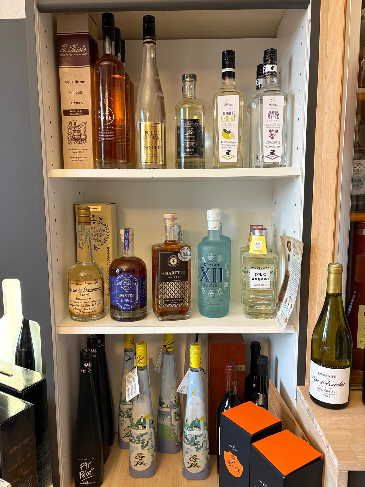 Bouteilles de spiritueux alignées sur un comptoir de bar